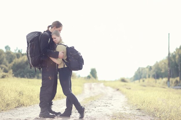 Voyager avec un sac à dos à pied et faire de l'auto-stop