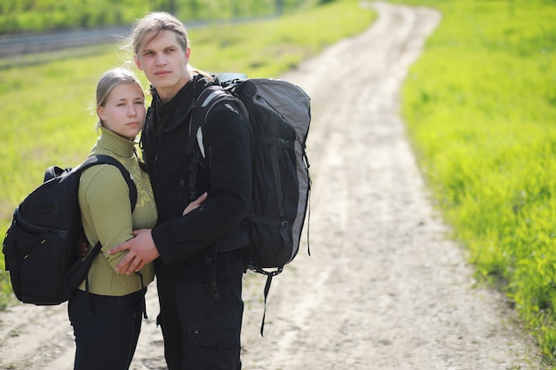 Voyager avec un sac à dos à pied et en stopxA