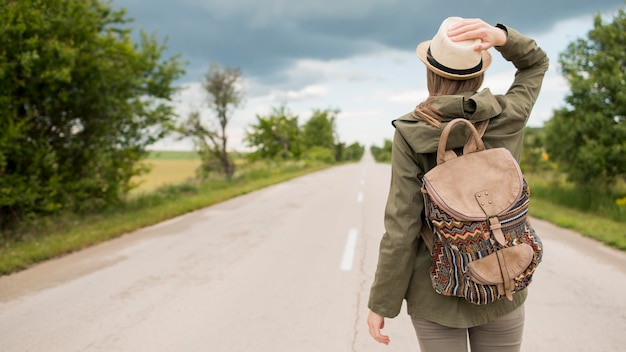 Photo voyageur arrière avec chapeau en attente d'une balade