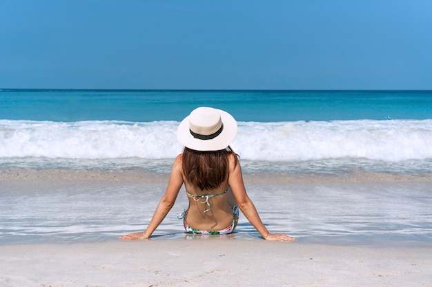 Voyageur asiatique femme en bikini aime à la plage en vacances