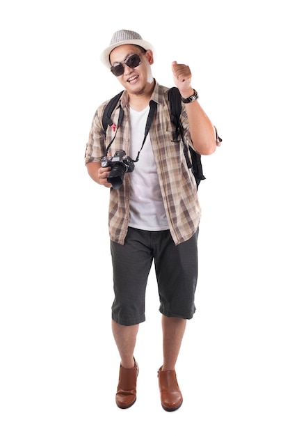 Un voyageur asiatique avec un sac à dos, un touriste, un geste d'appel avec un visage heureux et souriant.
