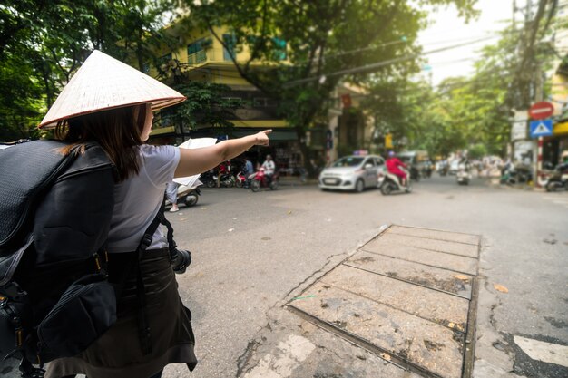 Voyageur asiatique tenant et regardant la carte