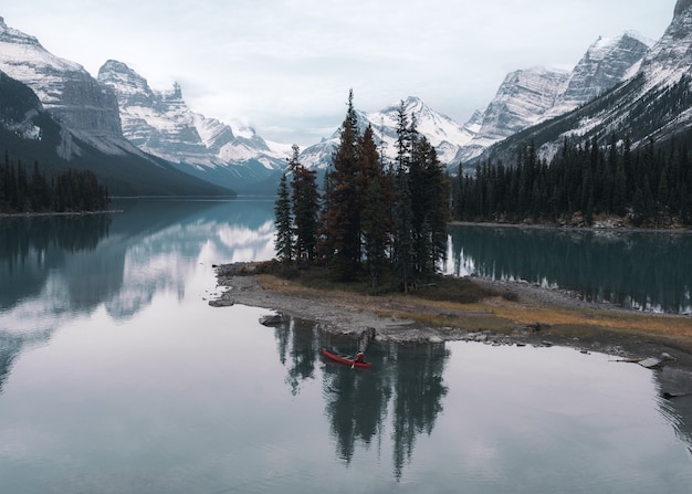 Voyageur canoë à Spirit Island sur le lac Maligne au parc national Jasper