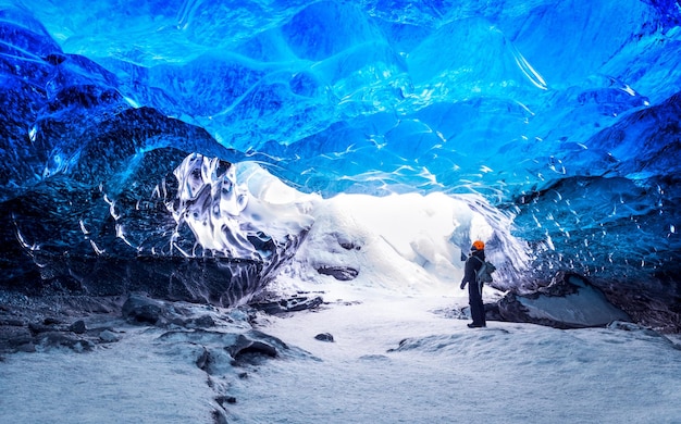 Photo voyageur dans une grotte de glace