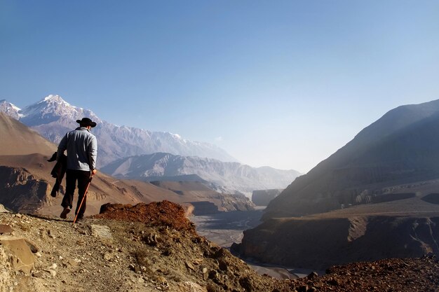 Un voyageur dans les montagnes himalayennes Le Royaume du Bas Mustang Népal