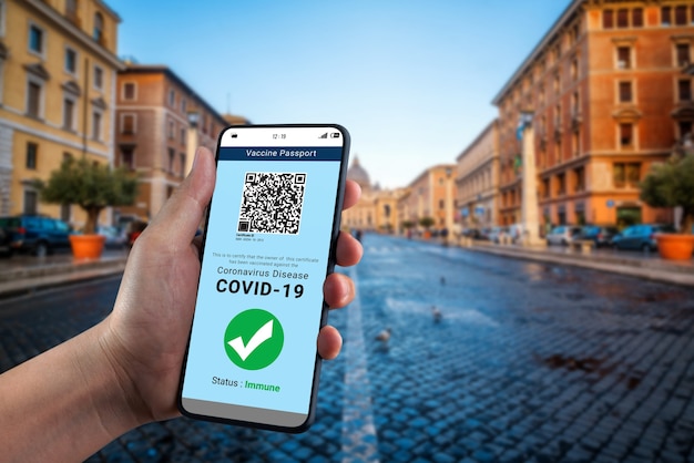 Le voyageur détient un certificat de passeport vaccinal pour montrer son statut de vaccination COVID 19