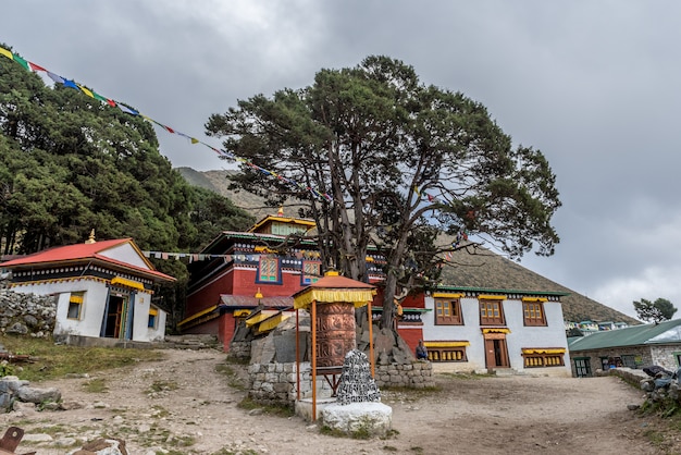 Voyageur du village de Khumjung, visite du crâne de Yeti au monastère de Khumjung à Namche Bazaar,