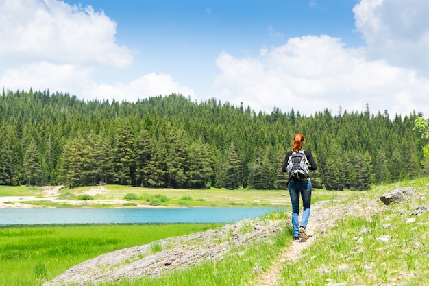 Voyageur en face de la vue sur le lac et les montagnes