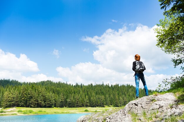 Voyageur en face de la vue sur le lac et les montagnes