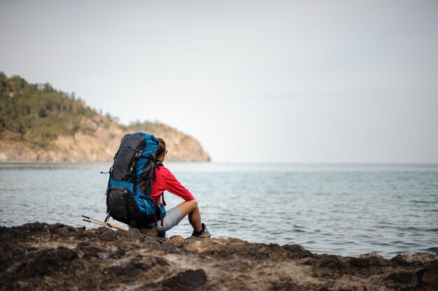 Voyageur femelle dans jacketsits près de la mer