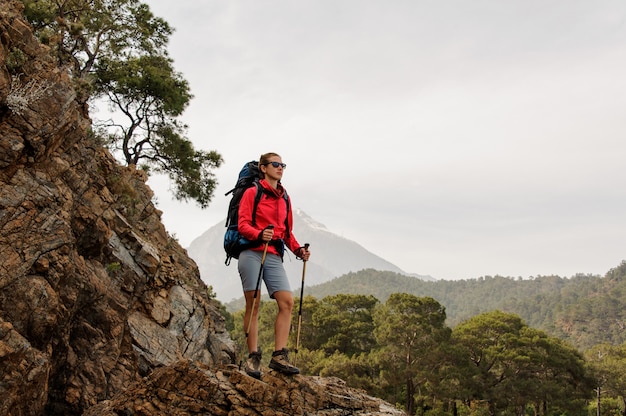 Voyageur femelle, randonnée, sur, collines, sur, côte