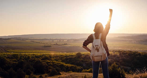 Voyageur de femme asiatique sur le point de vue sur l'heure du coucher du soleil