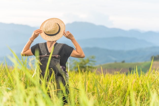 Voyageur de femme asiatique avec sac à dos et en regardant la montagne de paysage, wanderlust travel co