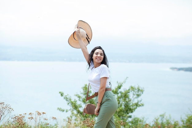 Voyageur femme au fond du lac