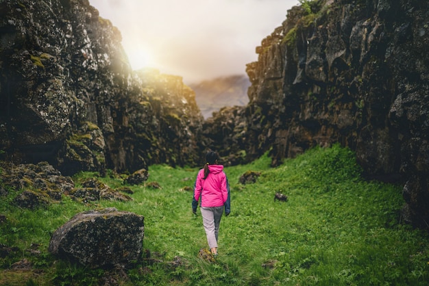 Voyageur femme randonnée à travers le paysage d'Islande