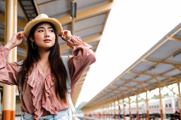 Voyageur femme avec sac à dos à la gare