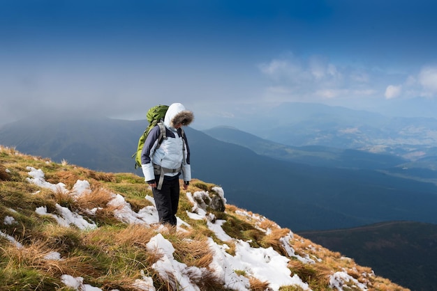 Voyageur de femme avec sac à dos randonnée dans les montagnes j’ai