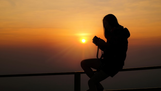 Photo voyageur femme séjournant au sommet de la montagne et prenant une photo de la nature en vacances.