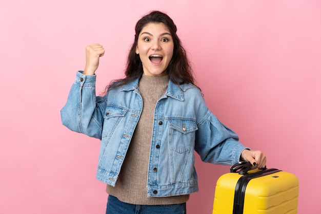 Voyageur femme tenant une valise