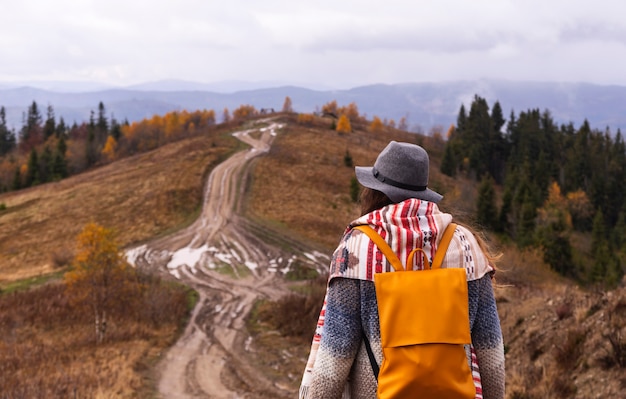 Voyageur de fille dans les montagnes en vêtements boho avec un chapeau aime la nature et les voyages concept de camping local
