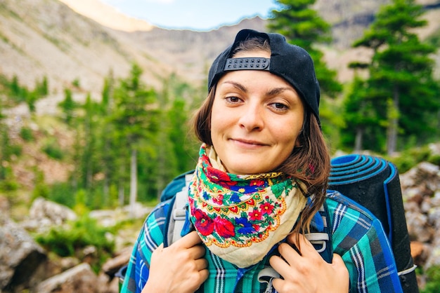 Voyageur de fille de portrait avec une forêt de sac à dos