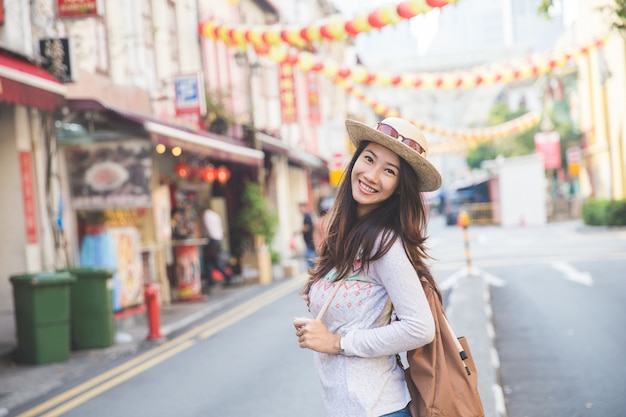 Voyageur fille prête à explorer la ville