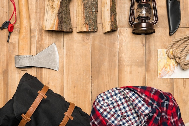 Voyageur sur fond de bois à plat