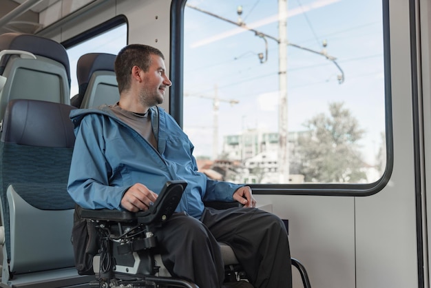Voyageur handicapé en vacances et en train en Europe assis dans un fauteuil roulant