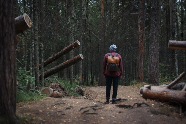 Voyageur hipster avec sac à dos vintage dans la nature