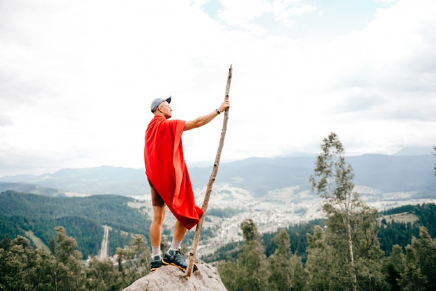 Voyageur homme debout au sommet de la montagne avec vue paysage nature sur fond