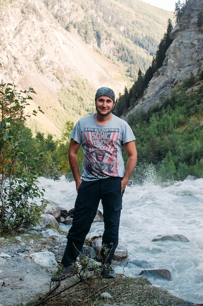 Voyageur homme détente près de la montagne à Svaneti en Géorgie. Concept de vacances