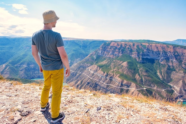 Voyageur homme mains soulevées paysage de montagnes