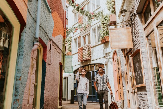 Voyageur d'homme prenant une photo de la ville