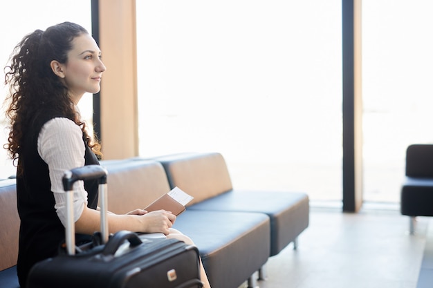 Voyageur inspiré à l'aéroport