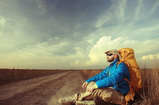 Voyageur masculin Camp de vacances extrême