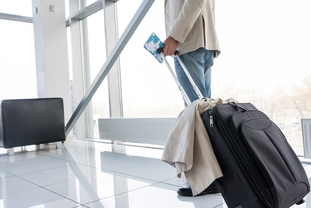 Voyageur moderne à l'aéroport