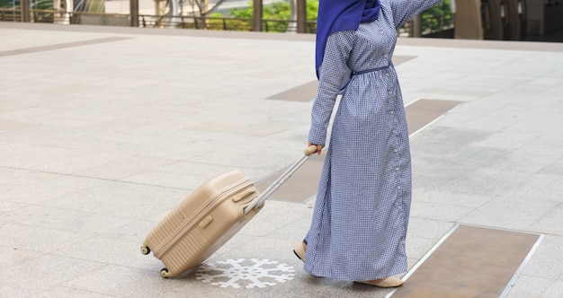 Voyageur musulman avec valise