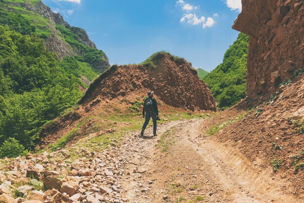 Voyageur photographe avec appareil photo et sac à dos dans les montagnes