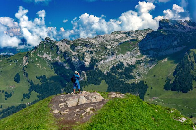 Voyageur photographe prend une photo de la vallée alpine sur un point de vue sur la montagne Mannlichen, Oberland Bernois Suisse