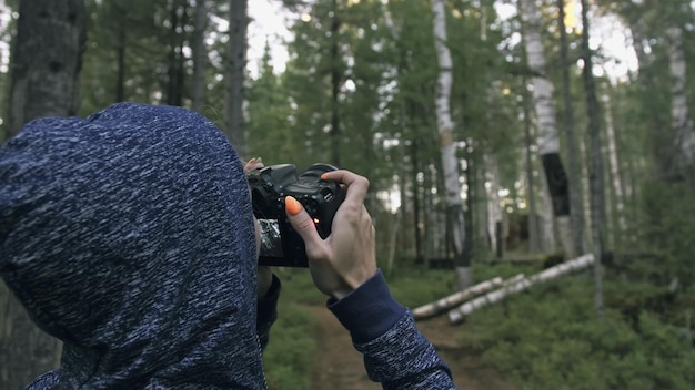 Voyageur photographiant une vue panoramique dans la forêt