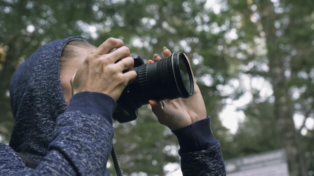 Voyageur photographiant une vue panoramique dans la forêt
