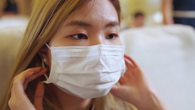 Voyageur portant un masque facial lors d'un voyage en avion commercial.