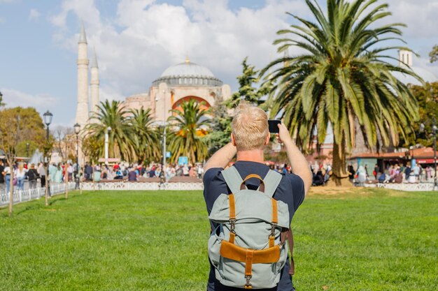 Photo un voyageur prend une photo à istanbul devant une grande mosquée