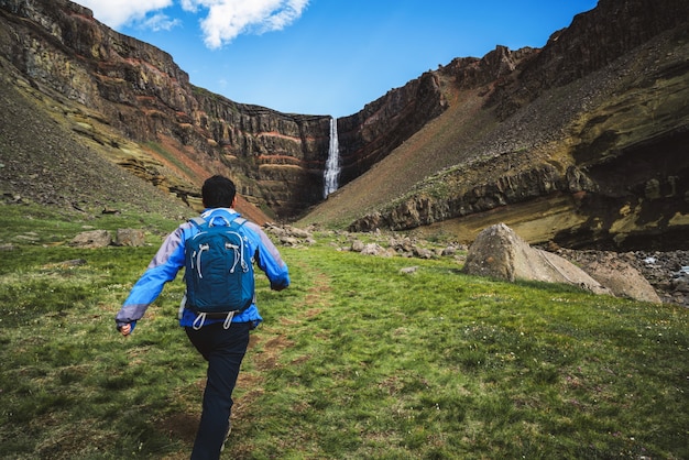 Voyageur randonnée à Hengifoss Waterfall, Islande.