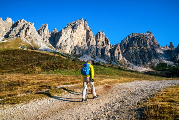 Voyageur Randonnée Paysage à Couper Le Souffle De Dolomite