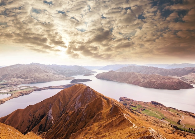 Voyageur en randonnée à Roys Peak. Nouvelle-Zélande. Lac Wanaka