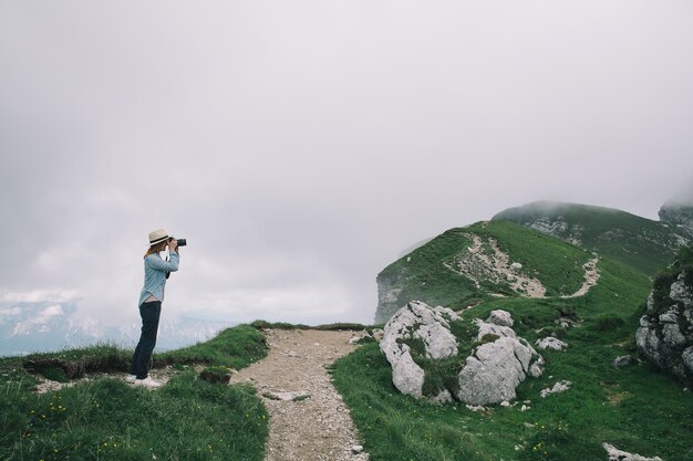 Voyageur ou randonneur en montagne