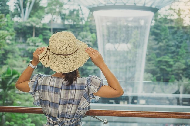 voyageur à la recherche d&#39;un beau vortex de pluie à l&#39;aéroport Jewel Changi