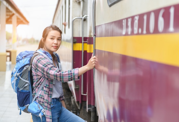 Voyageur avec sac à dos aller voyager en train