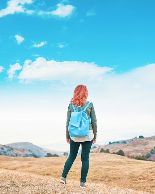 Voyageur avec sac à dos avec impatience les montagnes